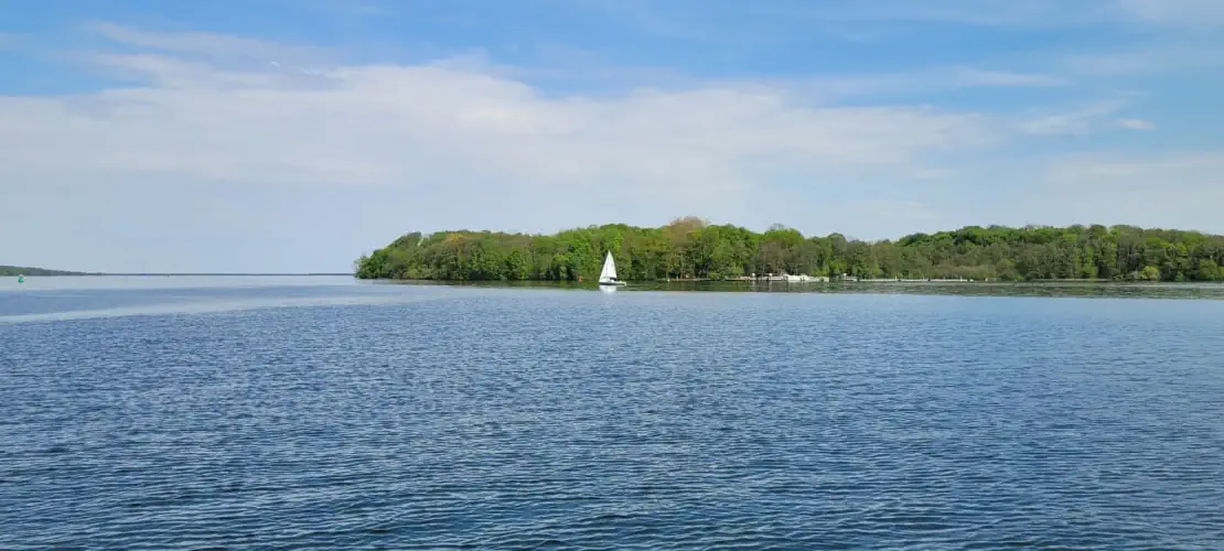 Boot nähert sich der Insel